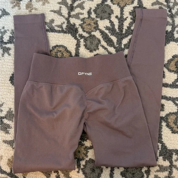 Women’s DFyne High-Rise Ribbed Leggings in Mauve - Picture 2 of 6